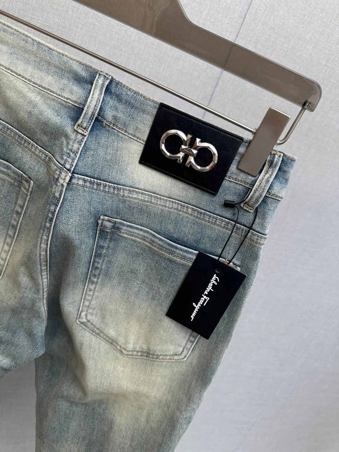 Available at the official website counter at the same time, the Original is a very stylish pair of jeans, with customized original washed denim fabric, unique design, top-notch printing technology letter pattern logo, original hardware accessories decoration, an extremely outstanding pair of jeans, the materials and craftsmanship are extremely luxurious and exquisite, extremely high-grade, handsome and stylish upper body, recommended 👍, Sizes: 29-38